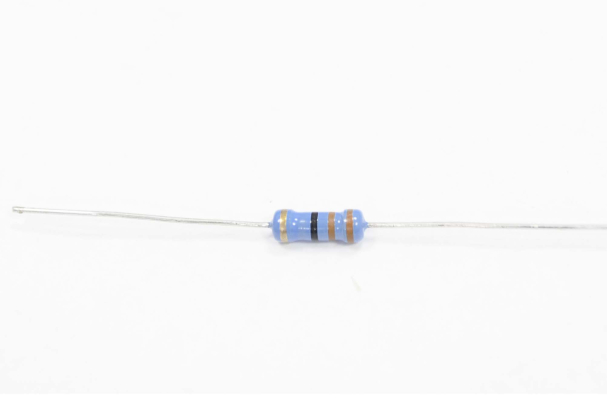 Резистор   0.5W     33 OM