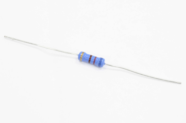 Резистор   0.5W    620 OM