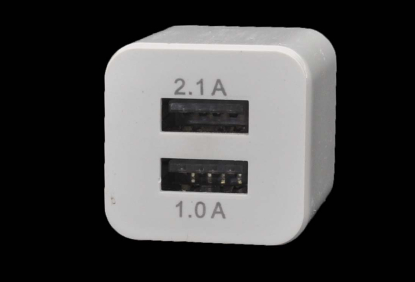 Зарядное устройство 220V-5V 2USB 2.1A + 1A белое 3-822WH
